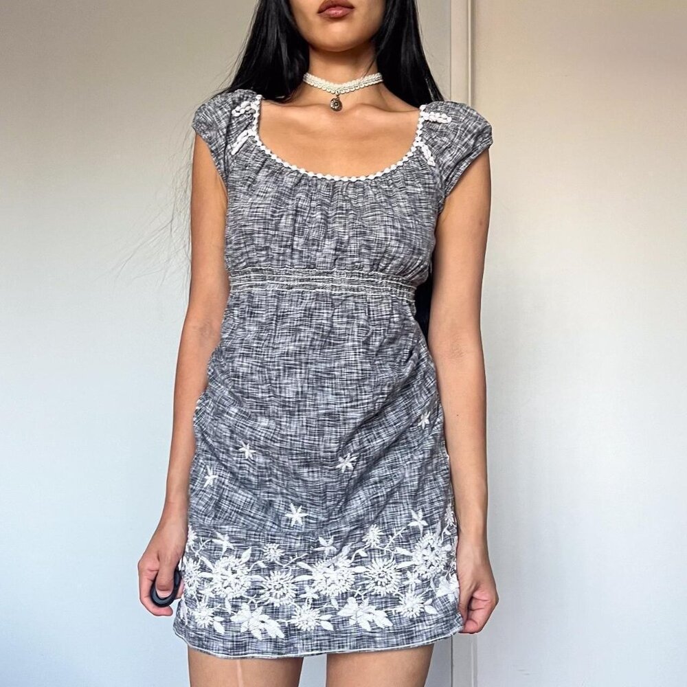 Y2K grey + white babydoll mini w/ floral hem & crochet trim ✿